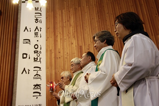 '박근혜 사퇴' 요구하는 사제들 '박근혜 사퇴·이명박 구속 촉구 시국미사'가 10일 오후 2시 광주 동구 남동5·18기념성당에서 열렸다. 시국미사에 참석한 사제들이 성가를 부르고 있다.