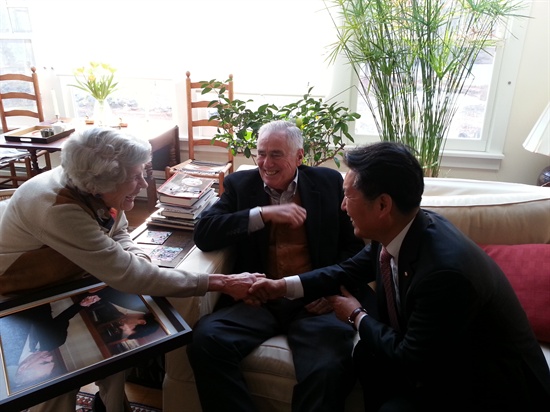 그레그 전 주한 미국 대사 부부가 지난 1월 17일 미국 워싱턴 DC자택에 방문한 정청래 민주당 의원(왼쪽)을 만나고 있다.