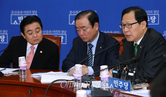 국정원 개혁특위 민주당 간사인 문병호 의원이 11일 원내대책회의에서 국회 정보위 보안강화 법안에 대해 설명하고 있다.