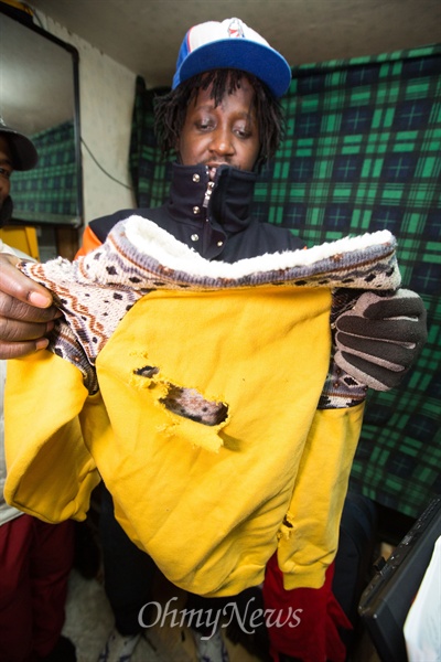 아프리카박물관의 아프리카 전통춤 댄서인 라자크씨가 10일 경기도 포천 무림마을 자신의 기숙사에서 아들의 선물로 산 옷을 보여주며 "방 안에 쥐가 물어 뜯어 옷이 찢어 졌다"고 말하고 있다.