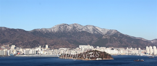  창원시와 통합한 옛 마산시 전경(사진은 마창대교에서 바라본 모습).