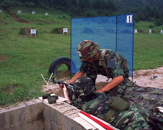 민간인 극기훈련캠프 1일 군인 사격 모습.
