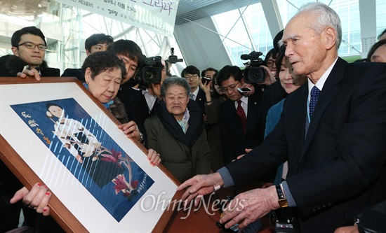 무라야마 도미이치(村山 富市) 전 일본 총리가 2014년 2월 11일 오후 서울 여의도 국회의사당 의원회관에서 개막한 일본군 위안부 피해자 할머니 작품 전시회 '할머니의 이름으로 평화를 그리다' 전시장을 방문, 강일출 할머니로부터 '못다 핀 꽃'(김순덕 할머니作) 액자를 선물받고 있다. 
1990년대 중반 81대 일본 총리를 지낸 무라야마 전 총리는 2차 세계대전 종전 50주년 기념일 당시 "식민지 지배와 침략으로 아시아 제국의 여러분에게 많은 손해와 고통을 줬다. 의심할 여지없는 역사적 사실을 겸허하게 받아들여 통절한 반성의 뜻을 표하며 진심으로 사죄한다"는 취지의 '무라야마 담화'를 발표한 바 있다. 