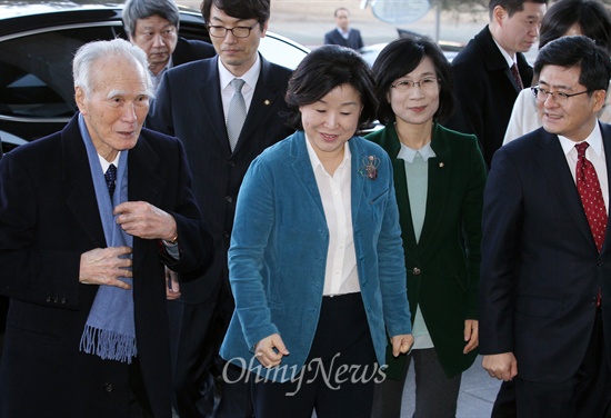  정의당 초청으로 11일 방한한 무라야마 도미이치(村山 富市) 전 일본 총리가 11일 국회 의원회관에 도착, 심상정 원내대표 등 정의당 의원들의 영접을 받고 있다.