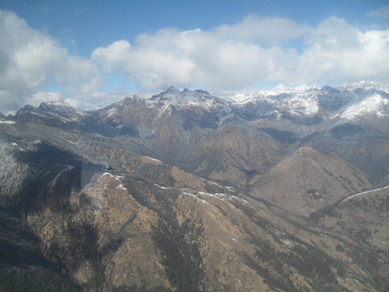 설산은 네팔의 북쪽 지역으로 중국과 국경선을 이루고 있다.