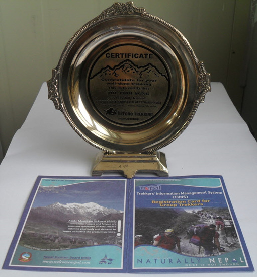 네팔 관광청에서 발행한 '에베레스트 베이스캠프 칼라파다르 단체 트레킹' 성공 등록증과 혜초여행사에서 준비한 기념패