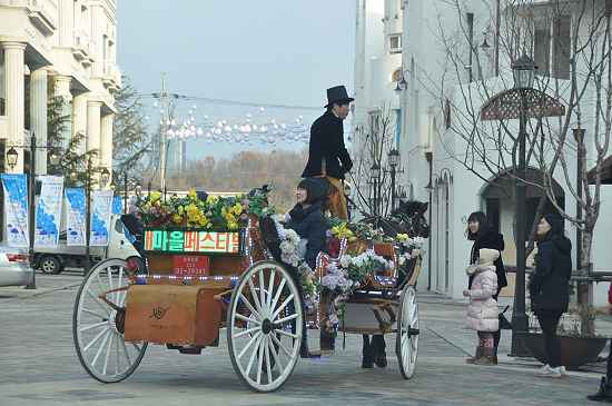 지중해마을의 이국적인 풍경의 거리에서 빛과 예술 그리고 사람이 한데 어우러져 푸짐한 볼거리를 2월10일~15일까지 6일간 제공한다. 