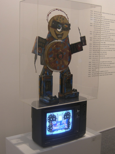  '세기말 남자(Fin de Siecle Man)' 85×62×31cm 1991. '자석TV'를 업그레이드 한 것으로 TV화면을 작가가 자석으로 조작할 수 있다