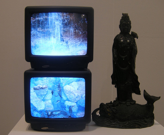  백남준 I 'TV부처' 부처조각과 2대의 TV 35×20×65cm 1992. UM 갤러리소장 서양하이테크와 동양사상을 만나게 하는 관계미학이다. 'TV부처' 버전은 다양하다