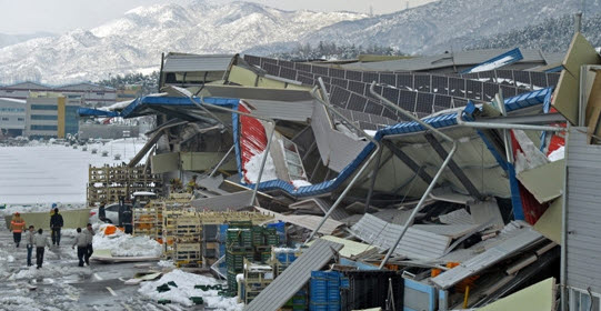 2월 11일 낮 12시 4분께 울산 북구 효문동의 자동차부품 생산업체인 센트랄 코퍼레이션 공장건물이 폭설로 붕괴되는 사고가 발생 했다. 