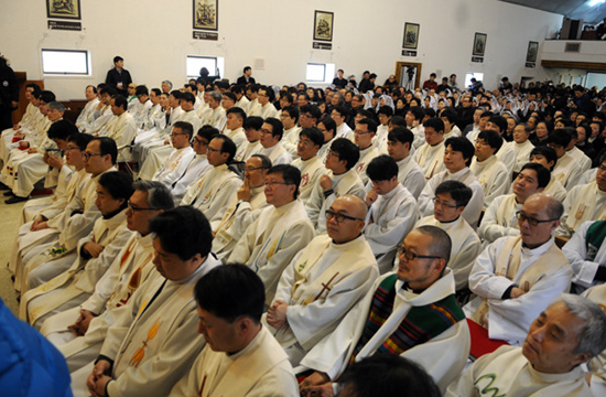 10일 오후 2시 광주시 남동 5.18기념성당에서 거행된 천주교 광주대교구 시국미사에 전국의 여러 교구와 수도회에서 130여 명의 사제들이 참례했다.  