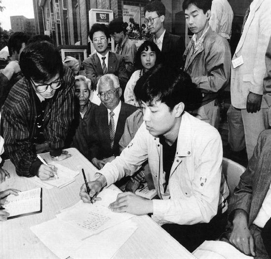 1991년 5월 27일 강기훈씨가 명동성당에서 필적실연을 해보이고 있다.