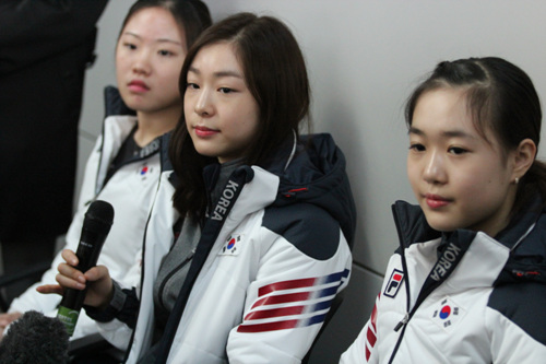  소치올림픽에 출전하는 김연아, 김해진, 박소연이 12일 오전 인천국제공항에서 출국 기자회견을 갖고 있다 