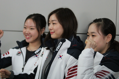  김연아과 김해진, 박소연이 12일 오전 인천국제공항에서 소치올림픽 출국 기자회견을 갖고 있다