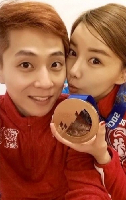  동메달을 따고 여자친구와 기뻐하는 사진을 본인의 SNS에 올린 안현수 선수. 
