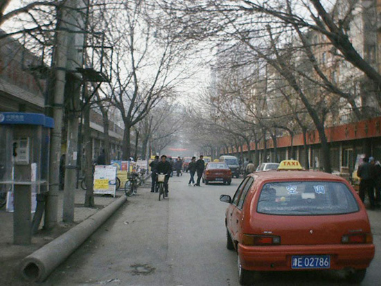 톈진의 명물인 샤리 택시와 남루한 거리