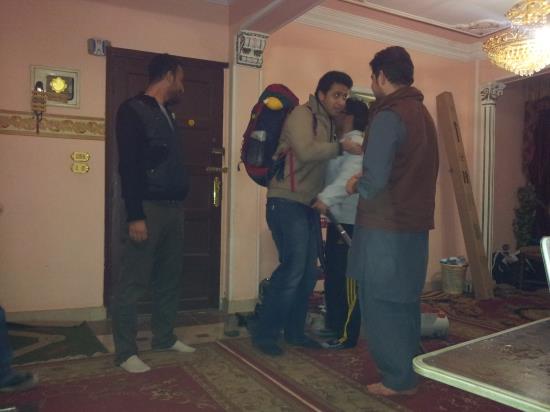 샴스의 집과 그의 친구들. 나의 큰 배낭을 메고 있는 친구는 무함마드이다.