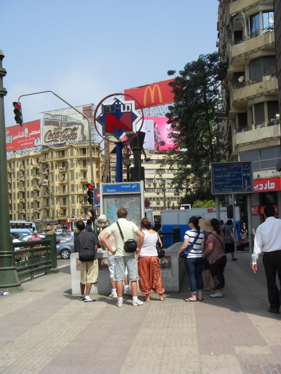 타흐리르 광장의 사다트역.