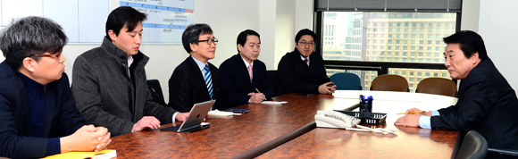12일 오후 3시 김병호 한국언론진흥재단 이사장이 한국인터넷기자협회 임원들과 대화를 나누고 있다.