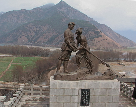 2000년이 넘어가던 시절 첫 운남여행에서 찾은 스쿠진 홍군장정군 도하 기념비.