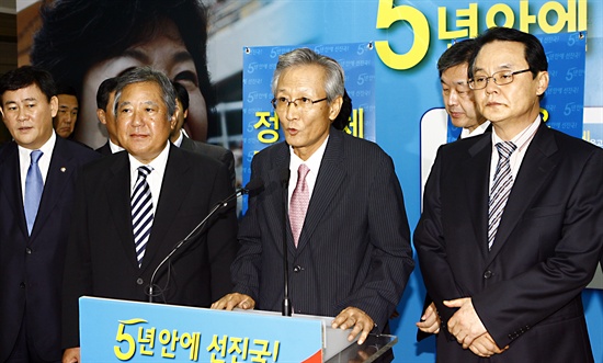  2007년 8월 15일 오후 여의도캠프에서 박근혜후보측 홍사덕, 안병훈 공동 선대위원장과 강신욱 법률특보단장 등이 검찰의 도곡동　땅 문제와 모 신문사의 김유찬씨 위증교사 CD및 녹취록 내용 등 이명박 후보의 문제점을 지적하고 있다.