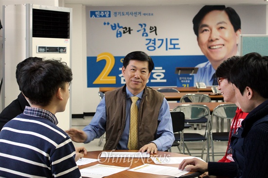 김창호 민주당 경기도지사 예비후보가 선거사무실에서 참모들과 회의를 하고 있다.