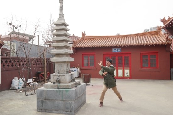 의선당의 탑 앞에서 중국무술의 일종인 홍권(洪拳)의 초식을 선보이는 필자
