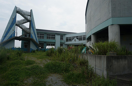 도쿄전력 지원으로 세워졌으나 파괴된 초등학교