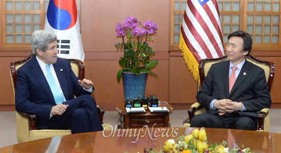  윤병세(오른쪽) 외교부장관과 존 케리 미국 국무부장관이 13일 저녁 서울 도렴동 외교부에서 한미외교장관회담을 갖고 있다.