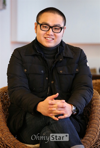  영화<신이 보낸 사람>의 김진무 감독이 12일 오전 서울 신사동의 한 카페에서 오마이스타와의 인터뷰에 앞서 포즈를 취하고 있다. 
