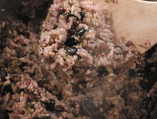 쌀, 조, 수수, 팥, 콩 등 5가지 곡물을 넣어 만든 오곡밥. 