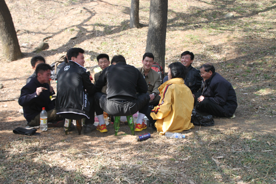 공원에서 야유회하는 북한 사람들. 맥주병으로 만든 간이 의자 때문에 찰칵~