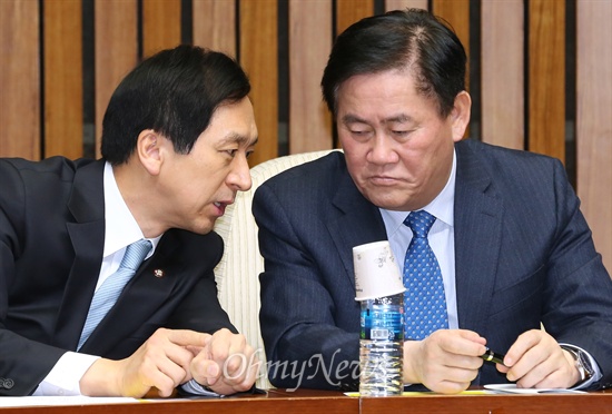 새누리당 최경환 원내대표와 김기현 정책위의장이 14일 오전 국회에서 열린 주요당직자회의에서 얘기 나누고 있다.