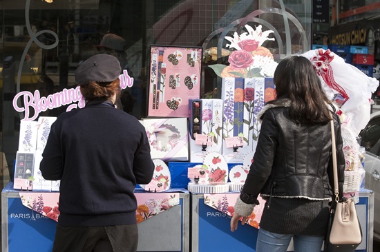 '발렌타인 초콜릿' 구경하는 시민들 발렌타인 데이이자 안중근 의사가 사형선고를 받은 14일 오전 서울 서대문구 신촌에서 시민들이 초콜릿을 구경하고 있다.