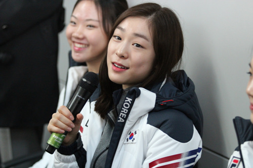  피겨여왕 김연아가 소치올림픽 첫 공식연습을 성공적으로 마쳤다. 사진은 12일 인천공항 기자회견에서 모습