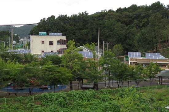 지난해 8월 방문한 광주 신효천 마을. 광주는 일사량이 좋다(3,648㎉/㎡)는 평가를 받고 있어 태양광 발전의 최적지로 손꼽힌다.
