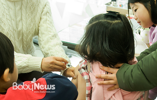 지난 14일 서울의 한 보건소에서 일곱 살배기 여자아이가 일본뇌염 사백신 접종을 받고 있다.