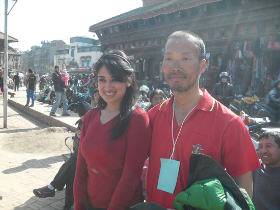 파탄 광장에서 촬영을 하고 있는 아나운서의 말이 끝나자 이맹로가 같이 사진을 찍을 수 있냐고 묻자 흔쾌히 응했다. 지금까지 네팔에서 본 가장 예쁜 여자라서 이야기를 했다고 한다. 용감한 남자가 미인과 사진을 찍을 수 있다.