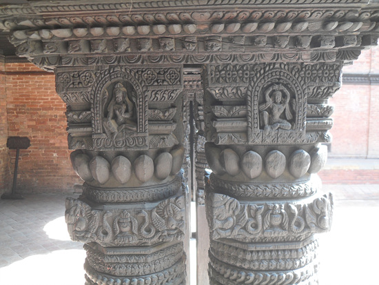 사원 건축물에 쓰인 나무 기둥에 조각된 무늬