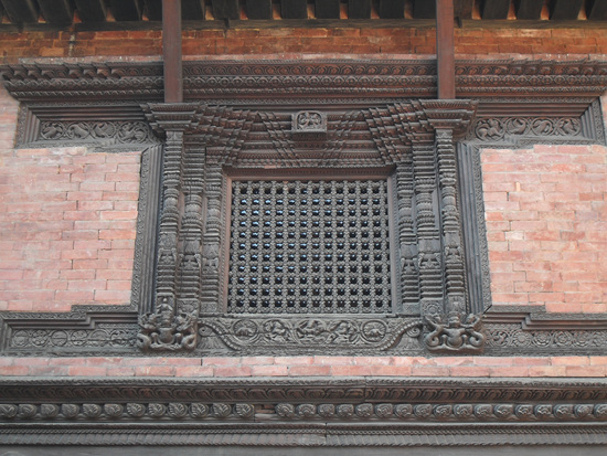 사원 건축물에 쓰인 나무 창틀 무늬