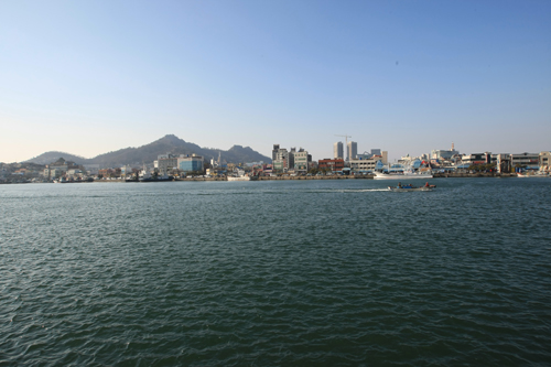  목포항 전경. 유달산이 배경 무대로 펼쳐져 있다.