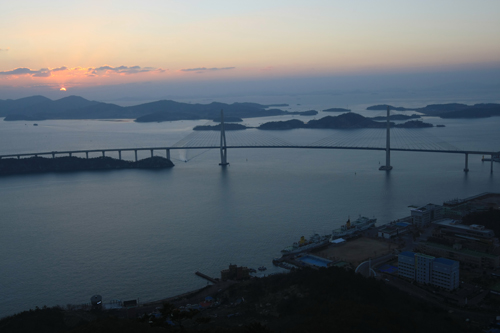 해질 무렵 목포대교와 다도해. 유달산에서 내려다 본 모습이다.