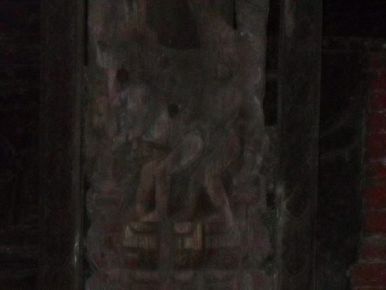 카마스투라의 여러가지 성행위 모습이 새겨진 나무 조각