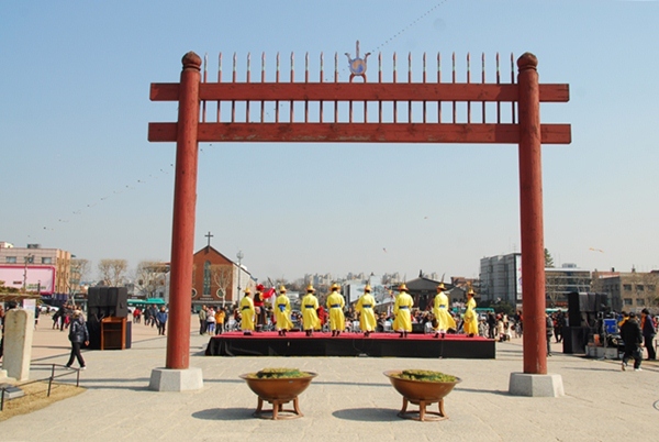 수원문화원 소속 대취타대의 연주로 시작이 된 수원 행궁 광장 대보름 한마당