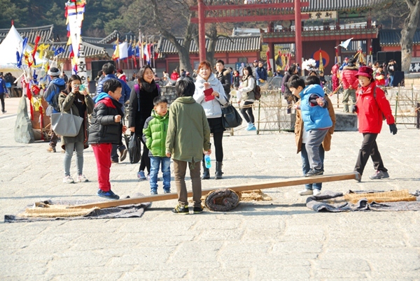 행사에 참여한 시민들이 널뛰기를 즐기고 있다