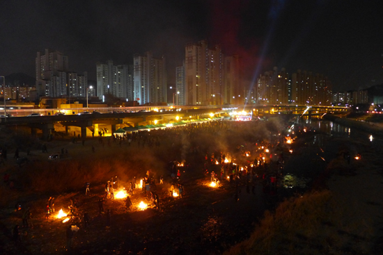 정월대보름을 맞은 2월 15일 2014 안양대보름축제가 열린 안양천 박석교 둔치아래에서 시민들이 곳곳에 불을 피워 쥐불놀이를 하고 있다. 