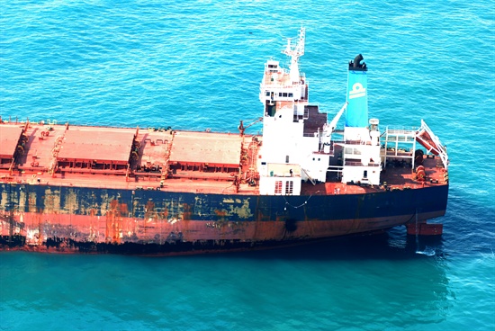 부산 앞바다 기름 유출사고 이틀째인 16일 오후 해상에서 방제작업이 진행되고 있다. 사진은 사고 선박.