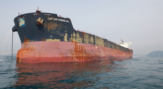 부산 앞바다 기름 유출사고 이틀째인 16일 오후 해상에서 방제작업이 진행되고 있다. 사진은 사고 선박.