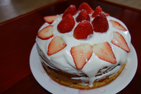     나머지 빵을 덮고 생크림과 딸기를 장식하면 딸기 케이크가 완성됩니다.