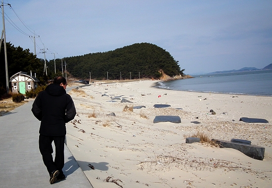 파묻힌 돌 해변에 설치된 쉼터용 돌들. 기울어졌거나 모래에 파묻혀 있다. 호도의 모래가 계절별로 움직인다는 증거다.